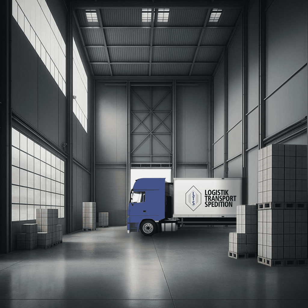 Blauer LKW mit weißem Auflieger mit Logo und Schriftzug „L.T.S. Logistik Transport Spedition“ zu sehen, steht in Industriehalle mit hohen Decken, großen Fenstern und gestapelten Paletten.